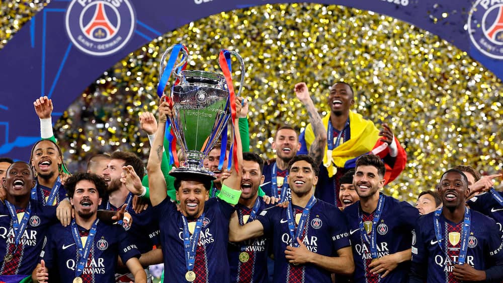 Her løfter PSG Champions League-trofæet