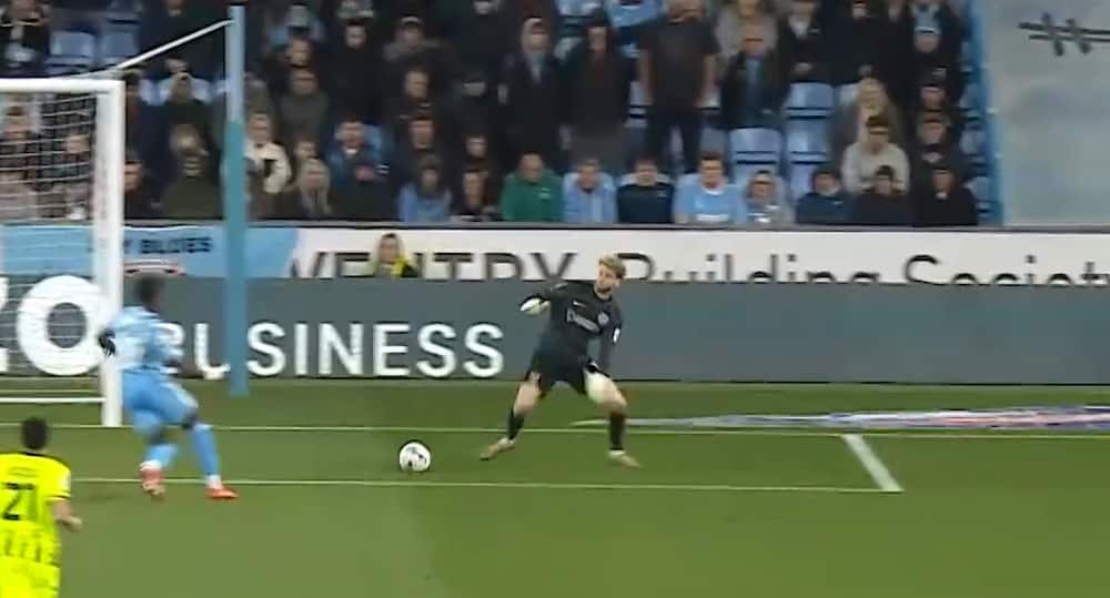 Hvad sker der? Keeper-dribling går helt galt