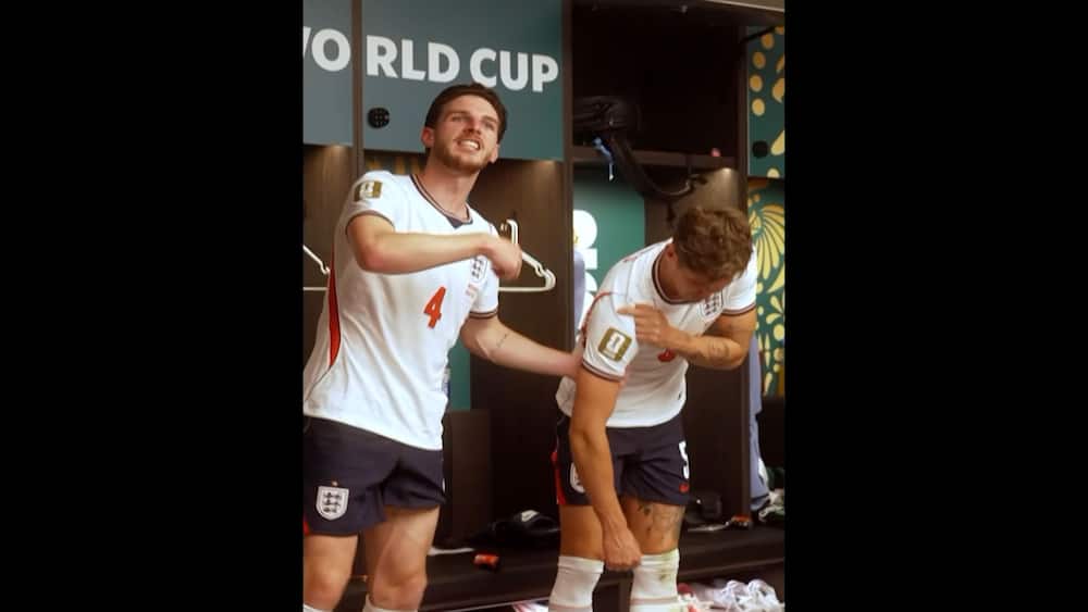 Basarmen sad løst i England-lejren
