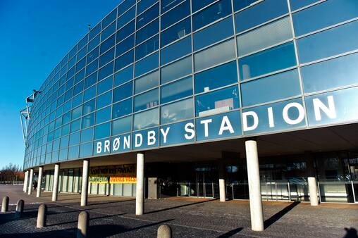 Twitter: Par smidt væk - Havde sex på banen i Brøndby - (Nu med billede)
