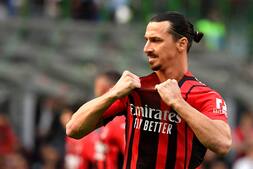 Han bliver ved: Zlatan fortsætter i AC Milan - se hans 5 bedste PL-mål her