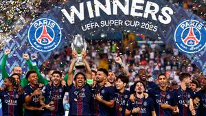 Her sker det: PSG løfter UEFA Super Cup trofæet