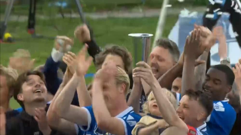 Pokalløft: Lyngby fejrer førsteplads i Betinia LIGA