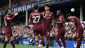 City slider sig til sejr over Everton med sene scoringer