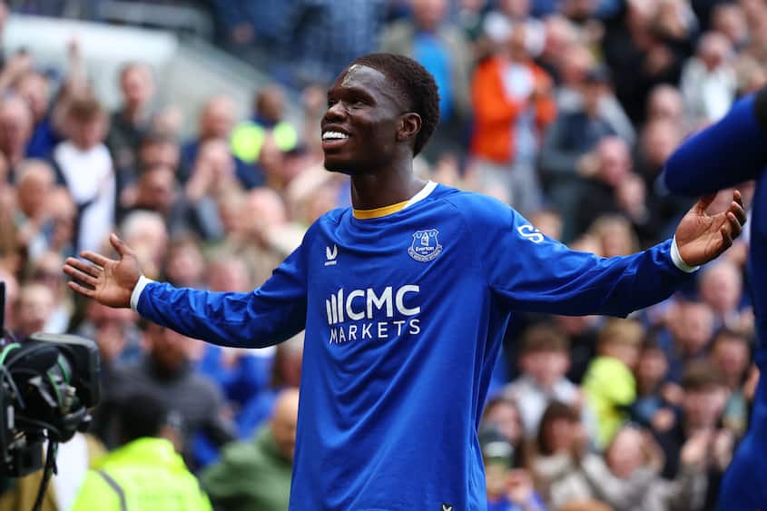 Everton sejrer i VAR-drama med rødt kort