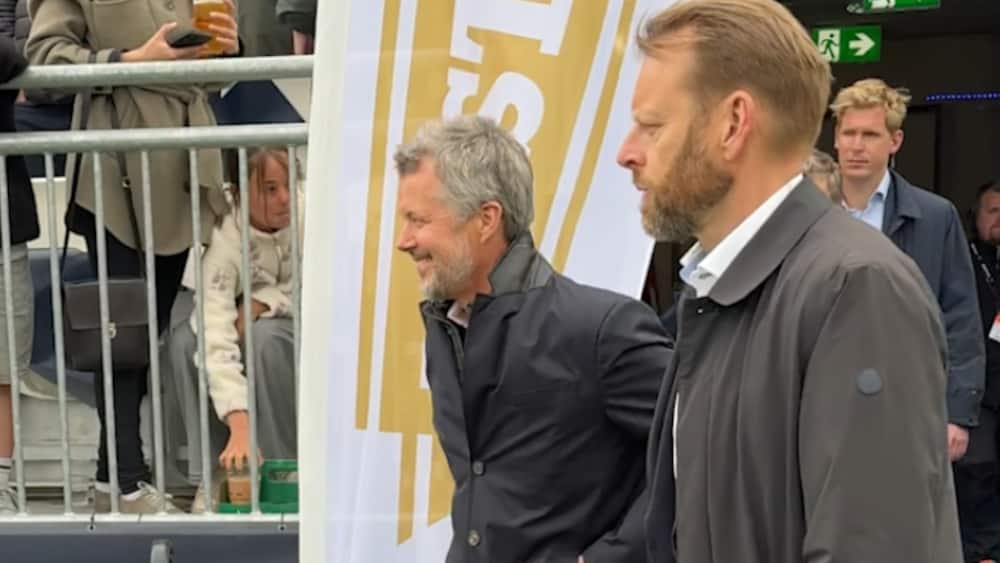 Kong Frederik ankommer til AGF-guldfest