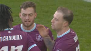Bruun Larsen med assisten: Burnley foran mod Millwall