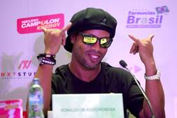 Ronaldinho har stadig rappe fødder: Se den tidligere Barca-stjerne brillere ved futsal-stævne