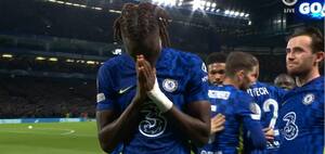 Chelsea i front efter kontroversiel assist