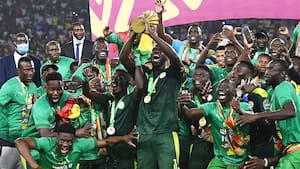 Senegal i ekstase: Her løfter de AFCON-trofæet