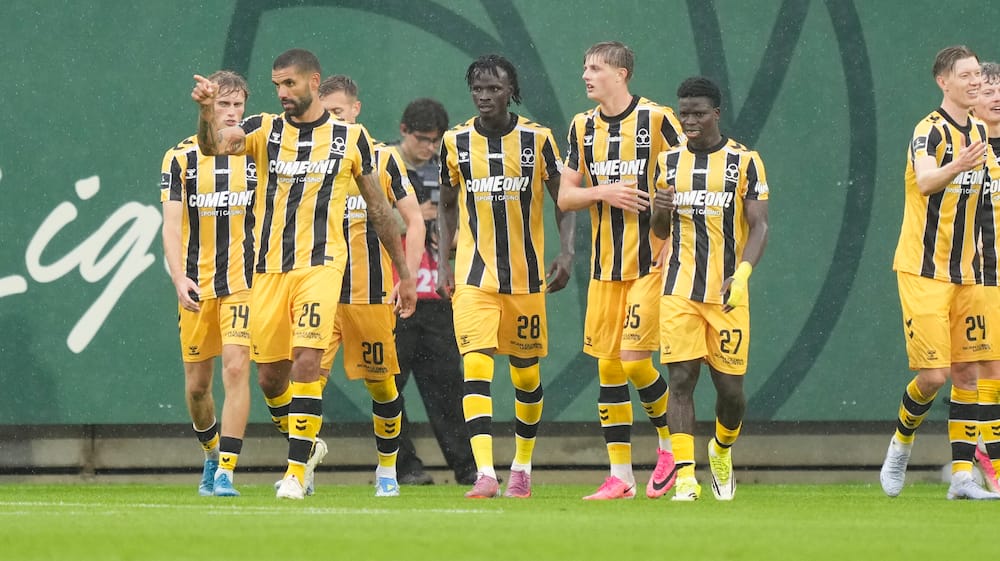 Superligaoprykker henter angriber i engelsk fodbold