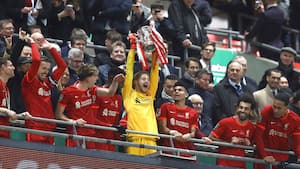 Øjeblikket alle Liverpool-fans vil se: Her løfter de Carabao Cup-pokalen