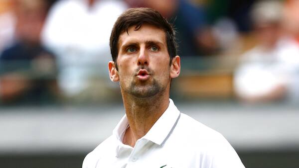 Djokovic knækker ung polak og avancerer i Wimbledon