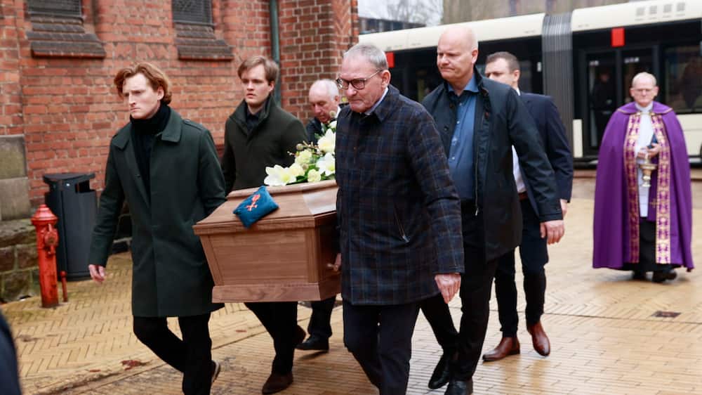 Koryfæer tager afsked: Her bæres Sepp Piontek ud af kirken