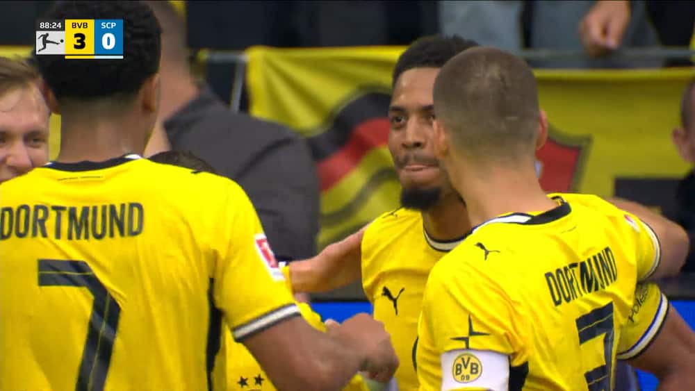 Årets mål? Nmecha sakser den ind for Dortmund