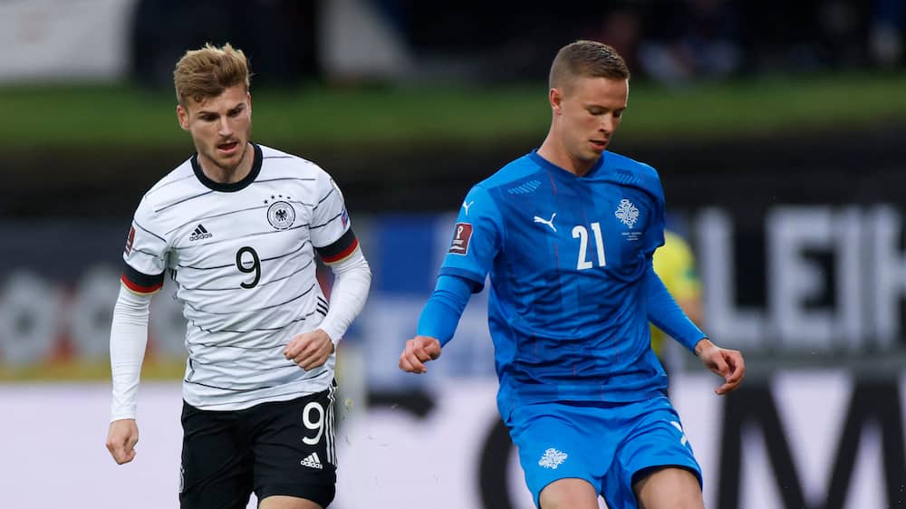 Hvem er Bjarnason? Se ham i aktion her