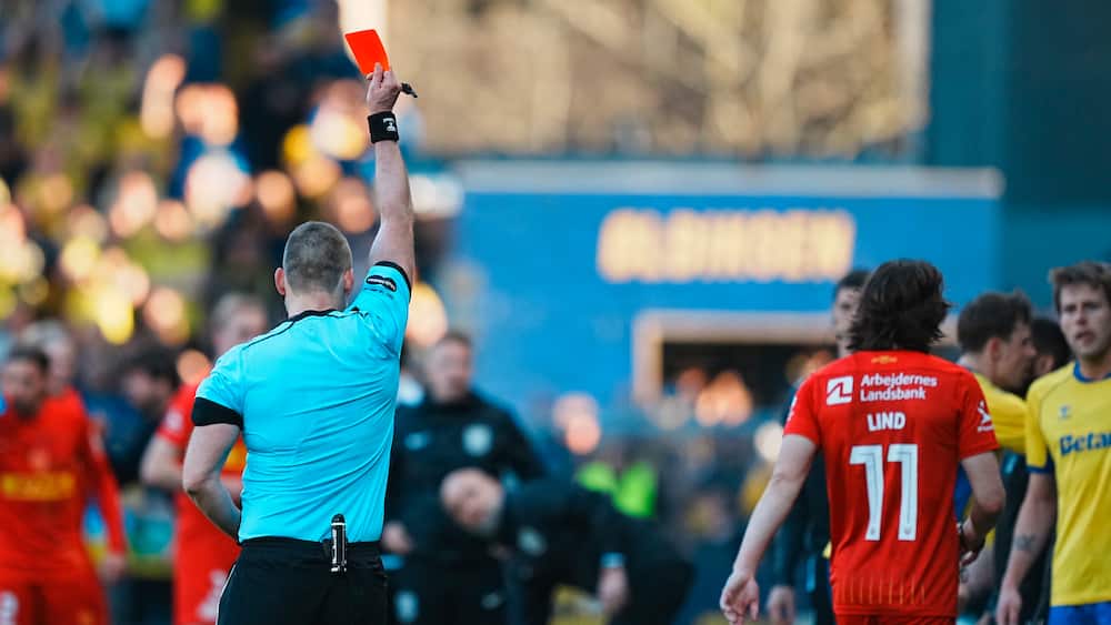 Video: Lind får direkte rødt efter grim tackling