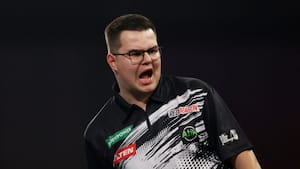 Velspillende van Veen slår Humphries ud af VM