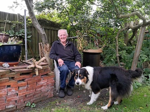 16 drenge siger tak til 95-årig ved at ordne hans have