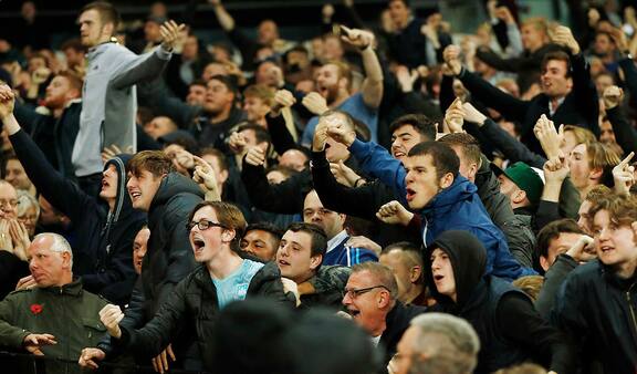 Se fotos fra onsdagens London-drama: West Ham varsler livstidskarantæne til fans efter uro