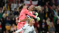 Englands 10 kvinder sikrer kvartfinale efter straffedrama