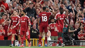 Sent Chiesa-mål sikrer Liverpool sejren i vild sæsonåbner