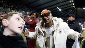 Swanseas medejer Snoop Dogg blev tiljublet på stadion