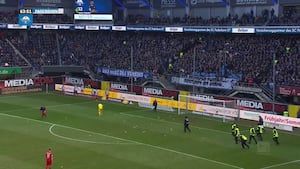 2. Bundesliga-kamp afbrudt - fans kyler tennisbolde på banen