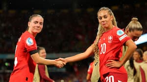 Schweiz slår Island og er klar til gruppefinale mod Finland