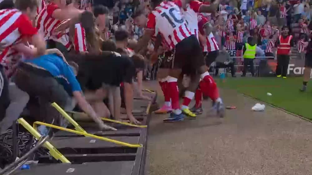 Så du det? Sunderland fans vælter banner ved fejring