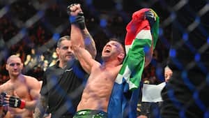 Du Plessis er ny UFC-mellemvægtsmester efter sejr over Strickland