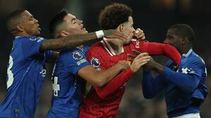 Drama og slagsmål: Everton henter sent point mod Liverpool