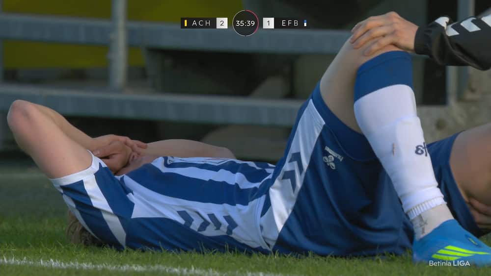 Grådkvalt: Her bliver Esbjerg-spiller skadet