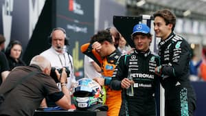 Russell tager pole position i ren Mercedes-opvisning