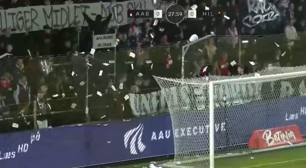 Tennisbolde, sedler og banner: AaB-kamp stoppet efter protest