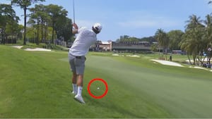 Bizart: Golfstjerne rammer to bolde på én gang