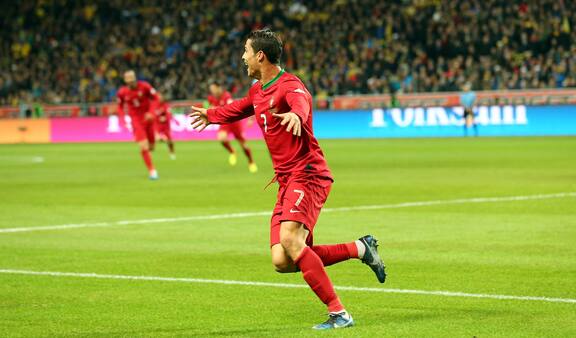 Ronaldo-hattrick sænkede Zlatan - Portugal klar til VM