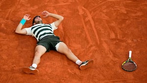 Alcaraz leverer vildt comeback og genvinder French Open