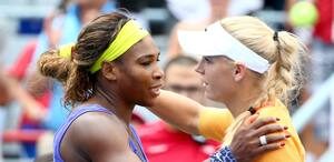 Williams slår Wozniacki i tæt og venskabeligt showopgør