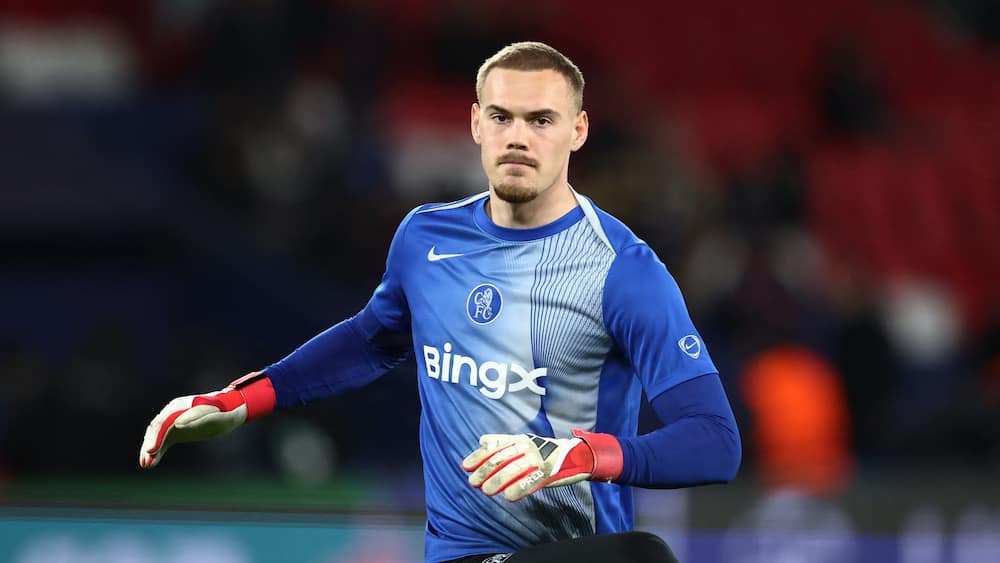 Søsterklub lejer Filip Jørgensen i Chelsea