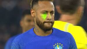 Dommer stopper kampen på grund af laserlys - Få minutter efter scorer Neymar i laser-inferno