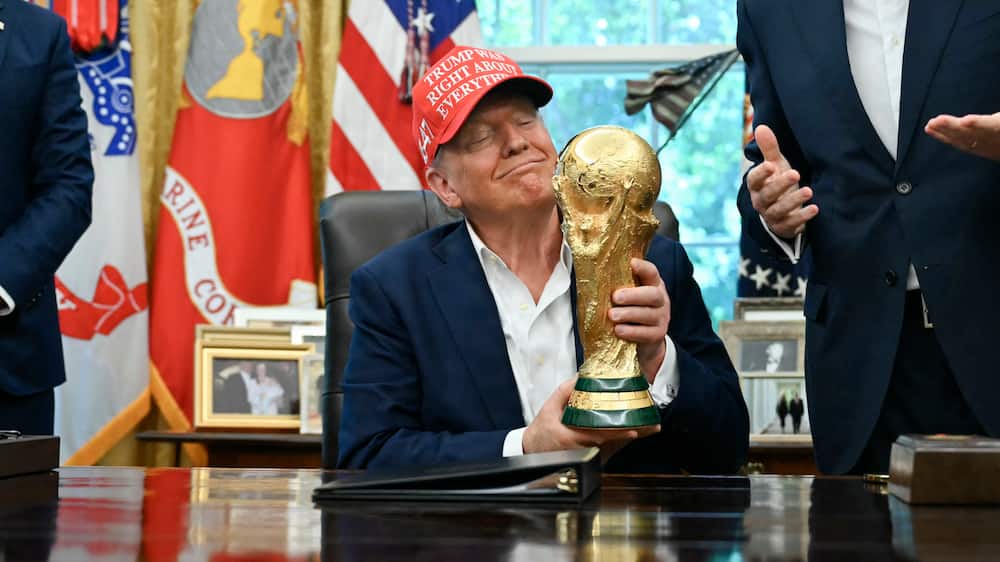 Medier: Trump skal overrække VM-trofæ