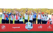 Forløsning: Europas helte løfter Ryder Cup-trofæet