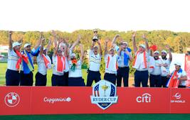 Forløsning: Europas helte løfter Ryder Cup-trofæet