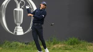 Golfdanskere glider fra toppen i regnfyldt dag i Skotland