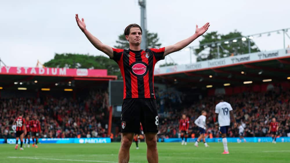Alex Scott brager Bournemouth foran fra distancen