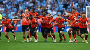 Luton er i Premier League efter straffe-drama på Wembley