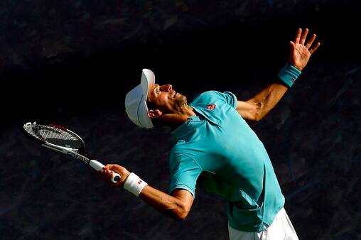 Madforgiftet Kyrgios trækker sig fra Federer-brag