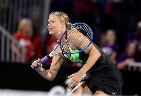 Sharapova slår Navratilova i showkamp i Las Vegas
