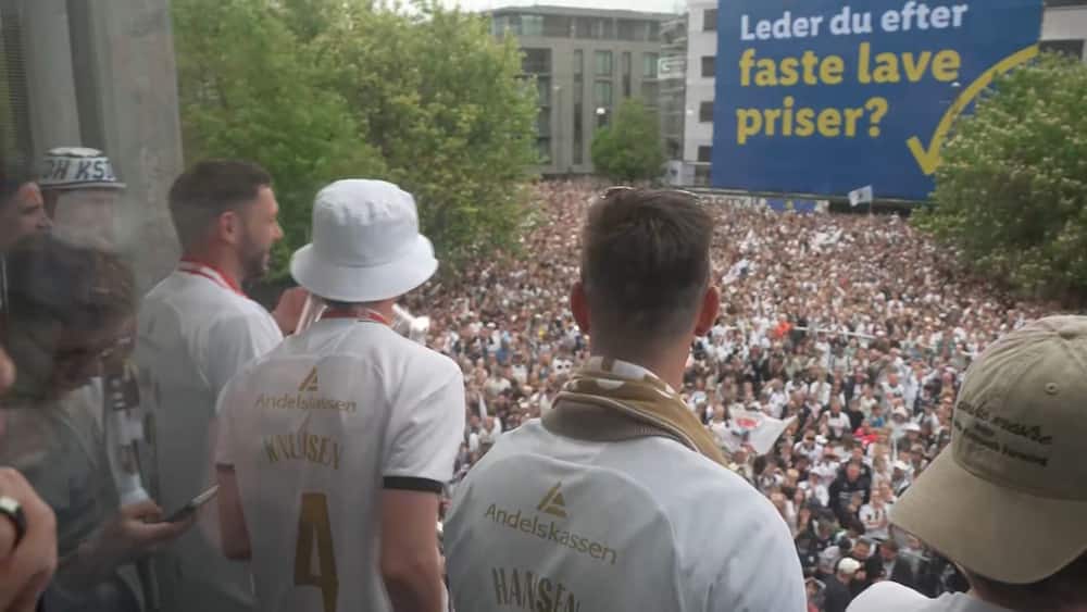 AGF-spillere fejres på balkonen